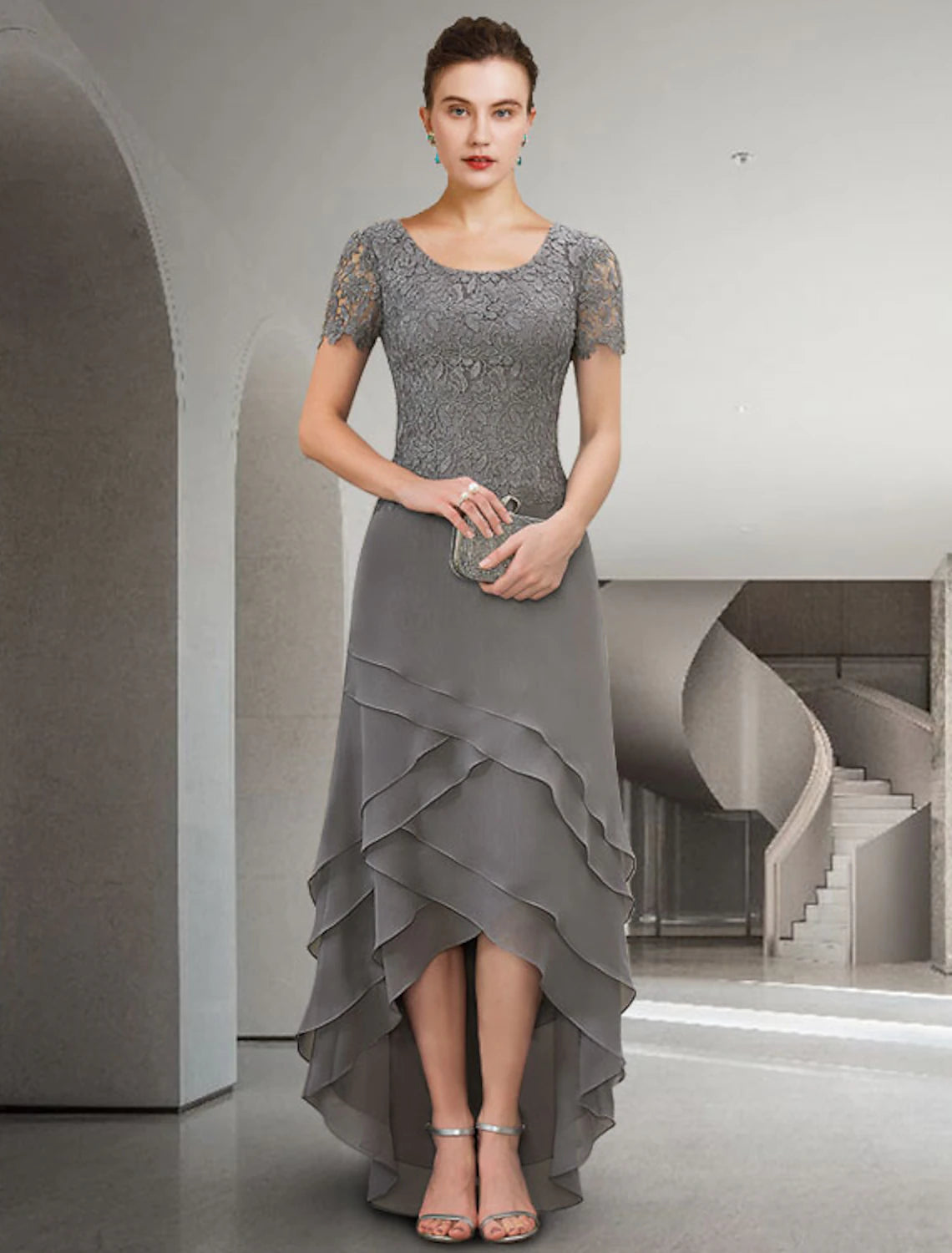 Abito da madre della sposa a trapezio, elegante, con scollo a V asimmetrico, lunghezza al pavimento, in chiffon e pizzo, maniche corte, con applicazioni e volant a cascata.